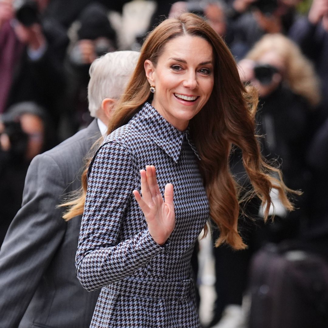 Kate Middleton dice 'adiós' al uniforme y recupera su vestido con estampado pata de gallo digno de Harvard