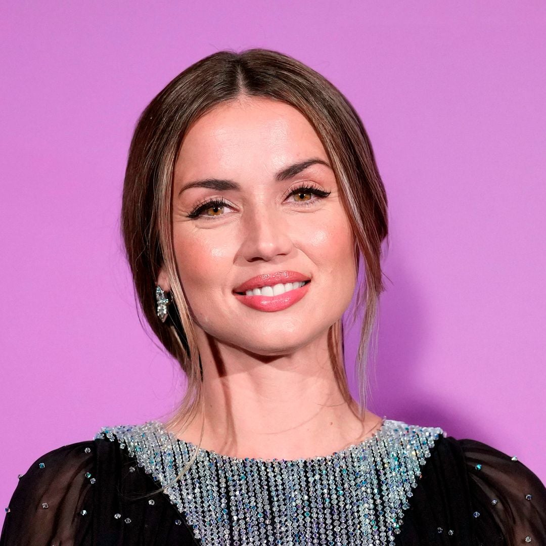 Ana de Armas reaparece feliz en Japón con un fabuloso vestido joya tras confirmar su relación con Tom Cruise
