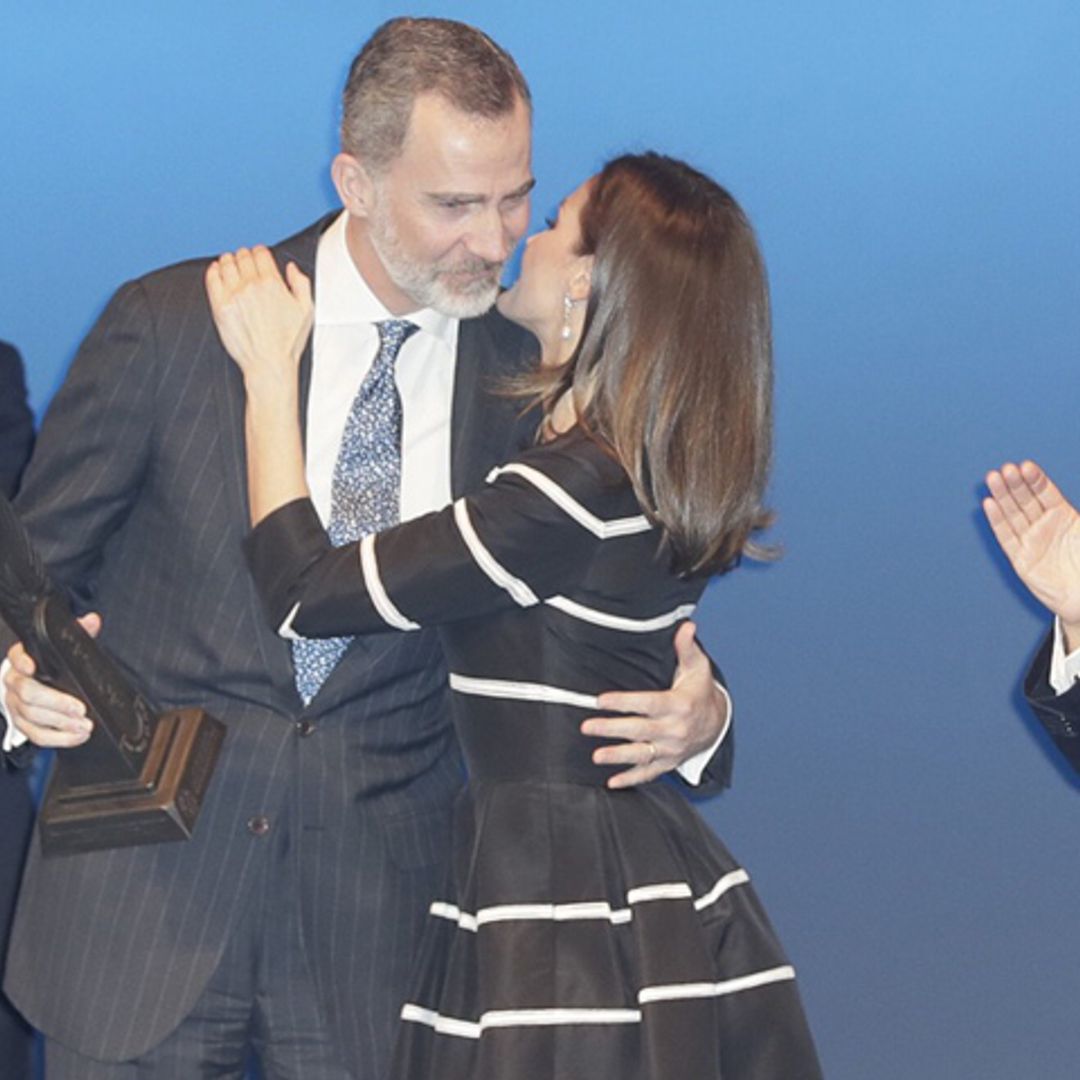 El espontáneo beso del Rey a doña Letizia tras recibir un gran reconocimiento