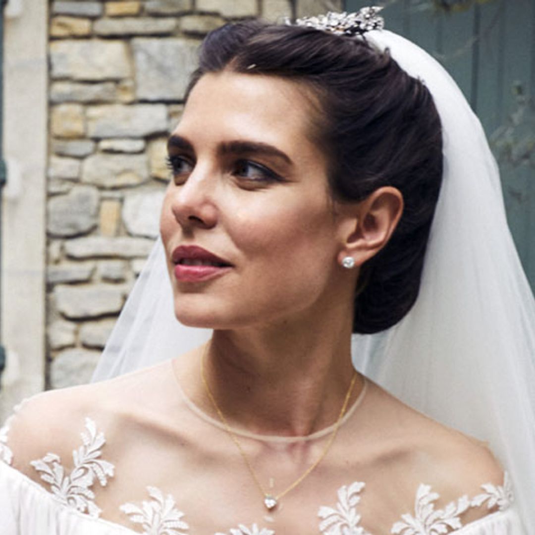 Carlota Casiraghi se inspira en Carolina de Mónaco para su romántico tercer vestido de novia