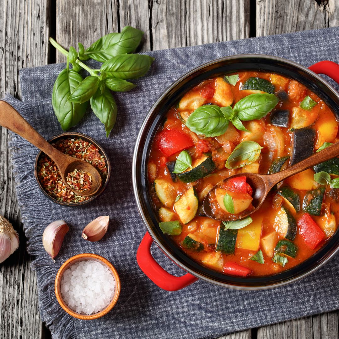 El guiso italiano de verduras que pocos conocen y te va a enamorar: sano, delicioso y muy fácil de hacer