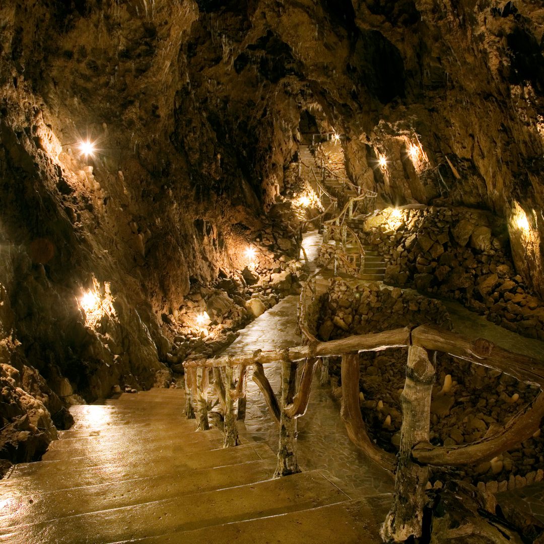 Gruta la Merveilleuse, cerca de la ciudad de Dinant, Bélgica