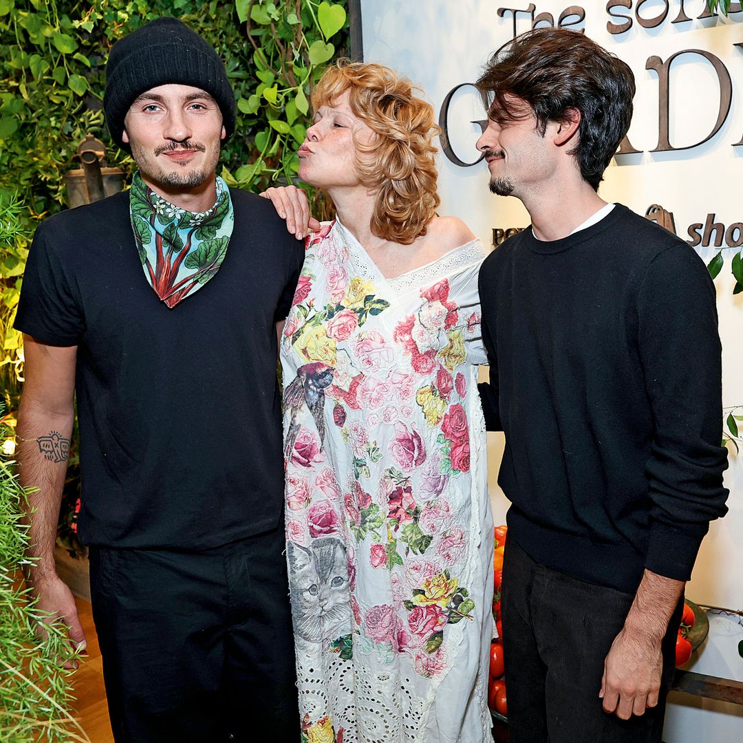 Vestida por Magnolia Pearl de pies a cabeza, Pamela Anderson ha reinventado el espíritu "boho" neorromántico para su última aparición, en Nueva York, en la que, además, fue la anfitriona y en donde la acompañaron sus hijos, Brandon y Dylan Lee.