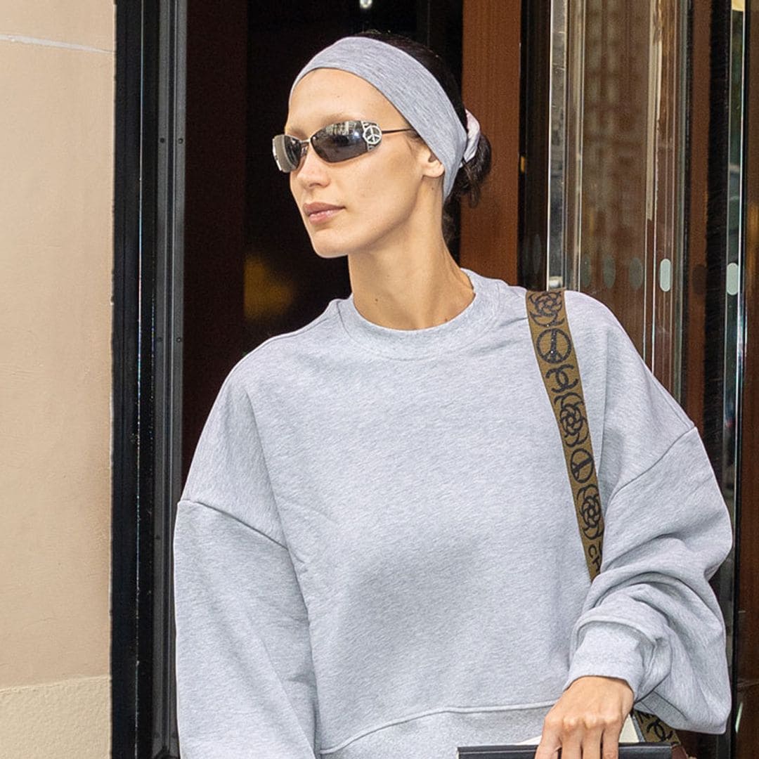 Alerta FASHION: Bella Hadid trae de vuelta el mejor accesorio de pelo de los 90