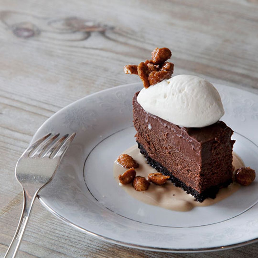 'Mousse' de chocolate con helado de leche merengada y nueces garrapiñadas