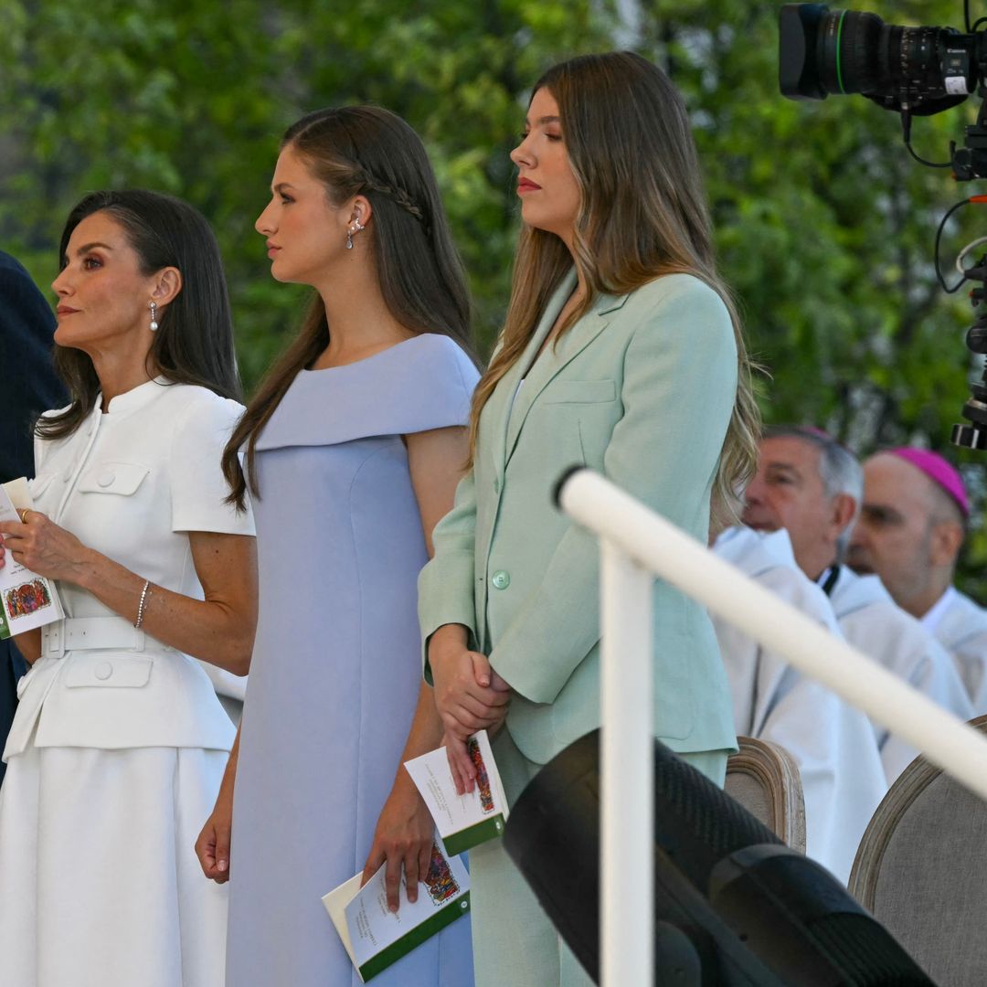 La infanta Sofía recupera su 'uniforme' favorito y cumple con el protocolo del Vaticano con recuerdo a su abuela incluido