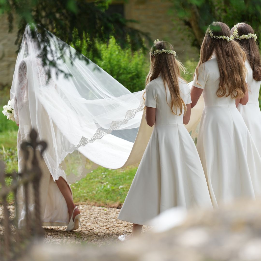Harriet Sperling sorprende con tiara en su boda: vestido de encaje y velo con puntilla