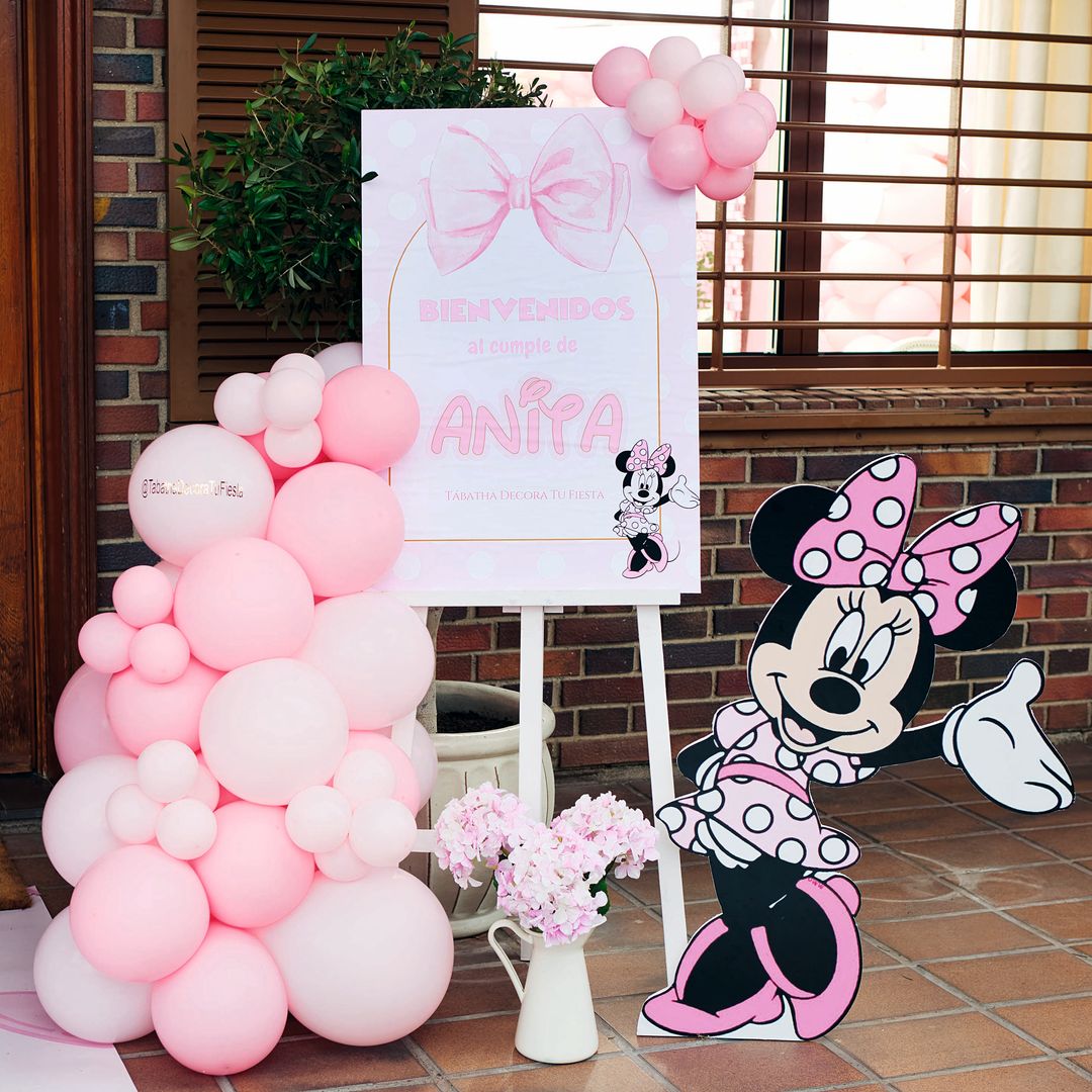 Detalles de la entrada de la casa de Ana Obregón, decorada para la especial ocasión