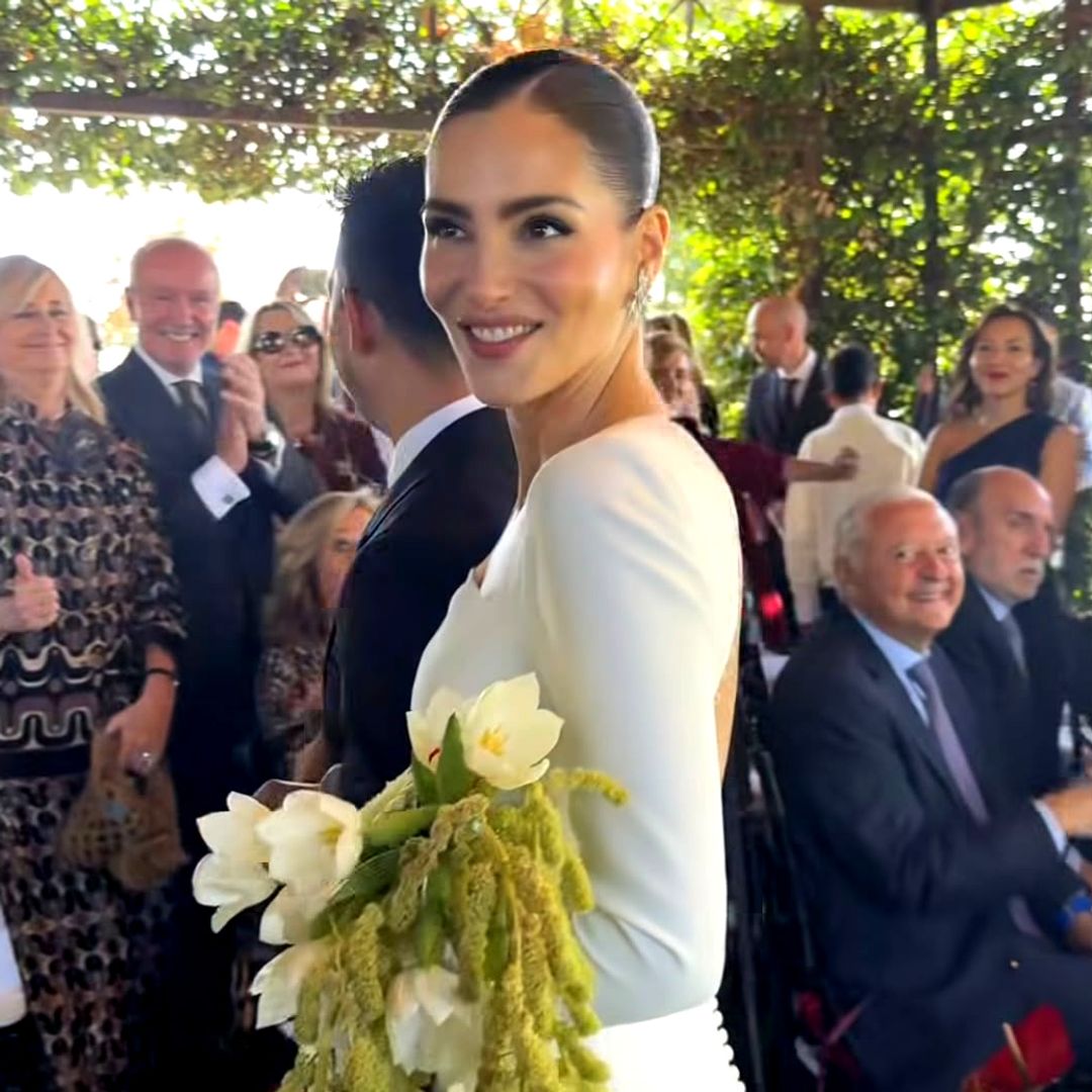 La gran boda de Andrea Duro en el escenario real de 'Física o Química': así son sus 2 vestidos de novia con un arriesgado detalle negro