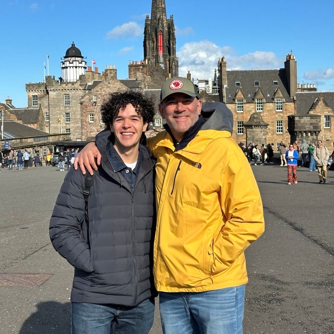 Acompañado por Mayrín Villanueva, Eduardo Santamarina viaja a Londres para reunirse y celebrar con sus gemelos