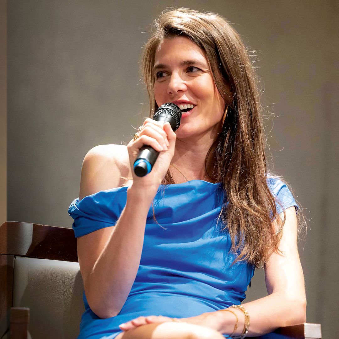Nuestra experta analiza el significado del look azul con el que Carlota Casiraghi cumple un nuevo sueño: "La ha acompañado en momentos clave de su vida"