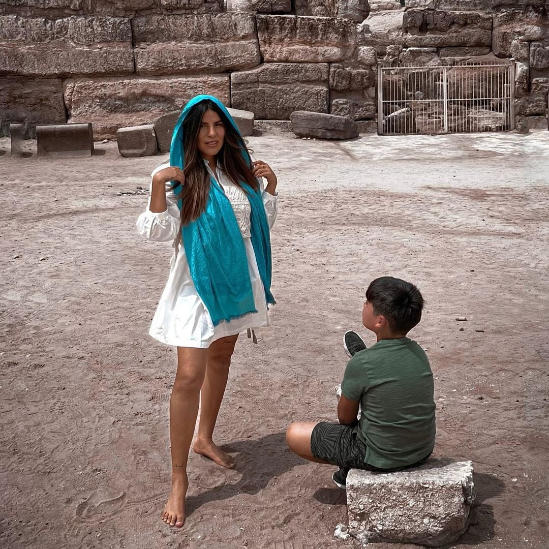 Plano entero de Isa Pantoja con su hijo posando en Egipto