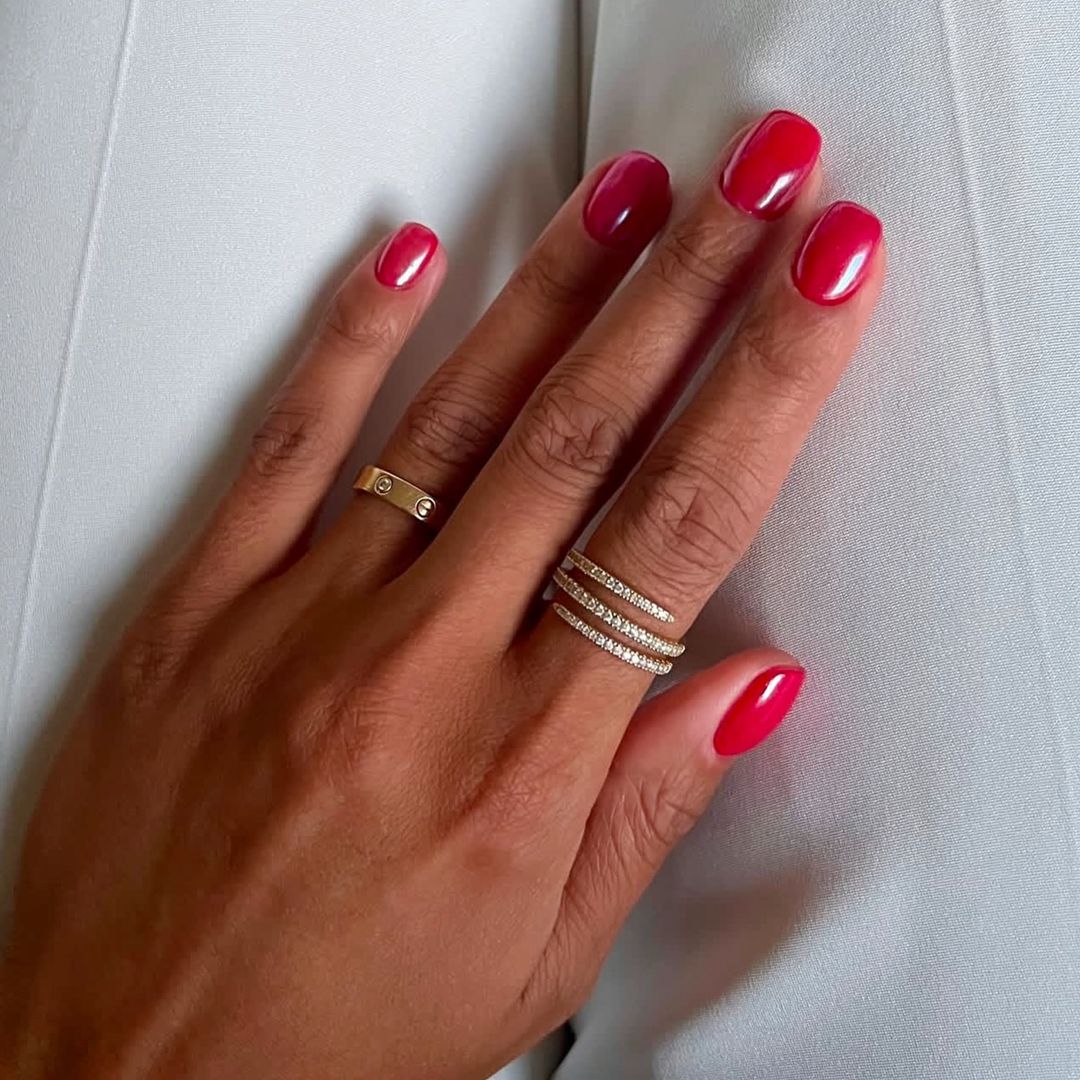 Manicura cromada en rojo