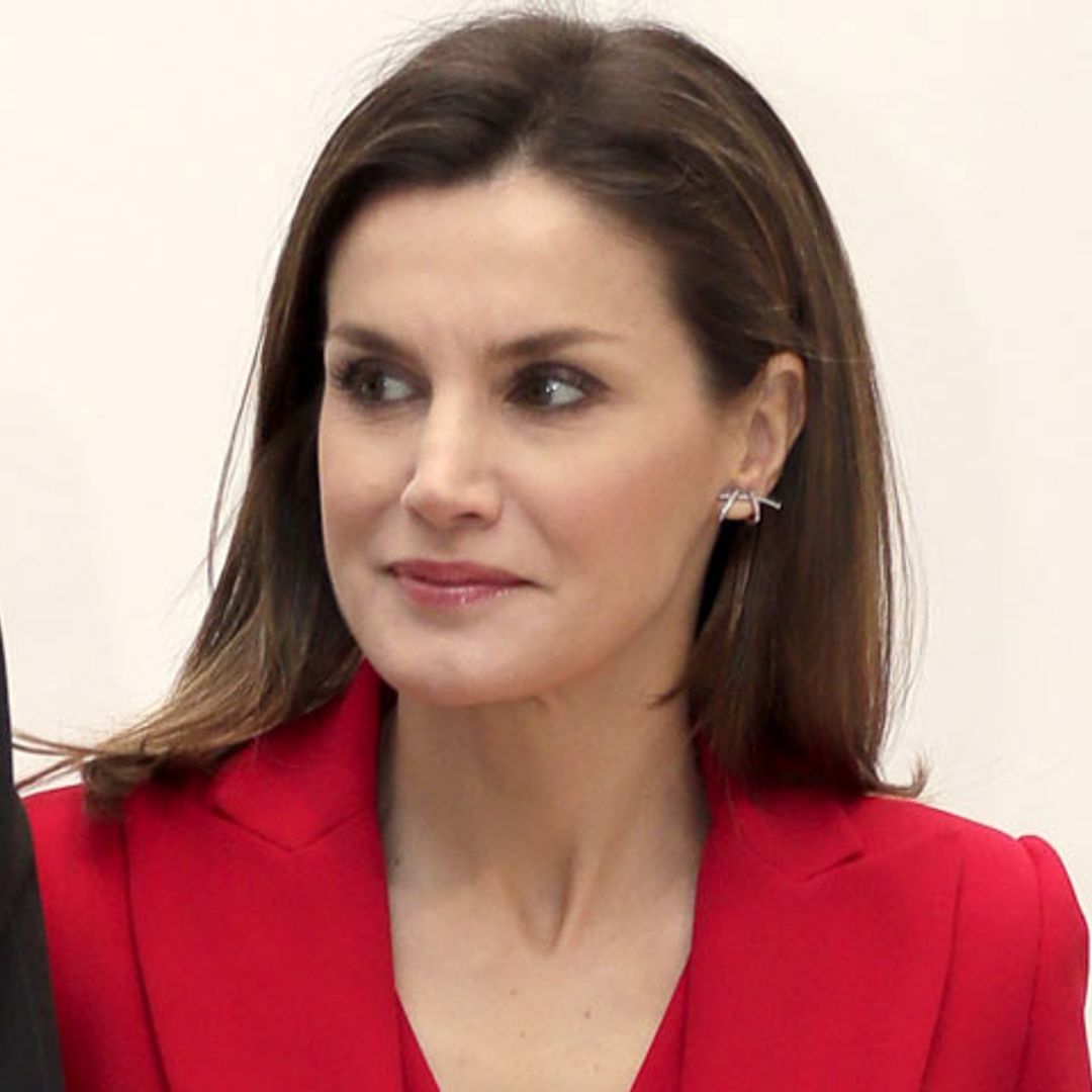 La reina Letizia vuelve a impactar de rojo y estrena diseñador