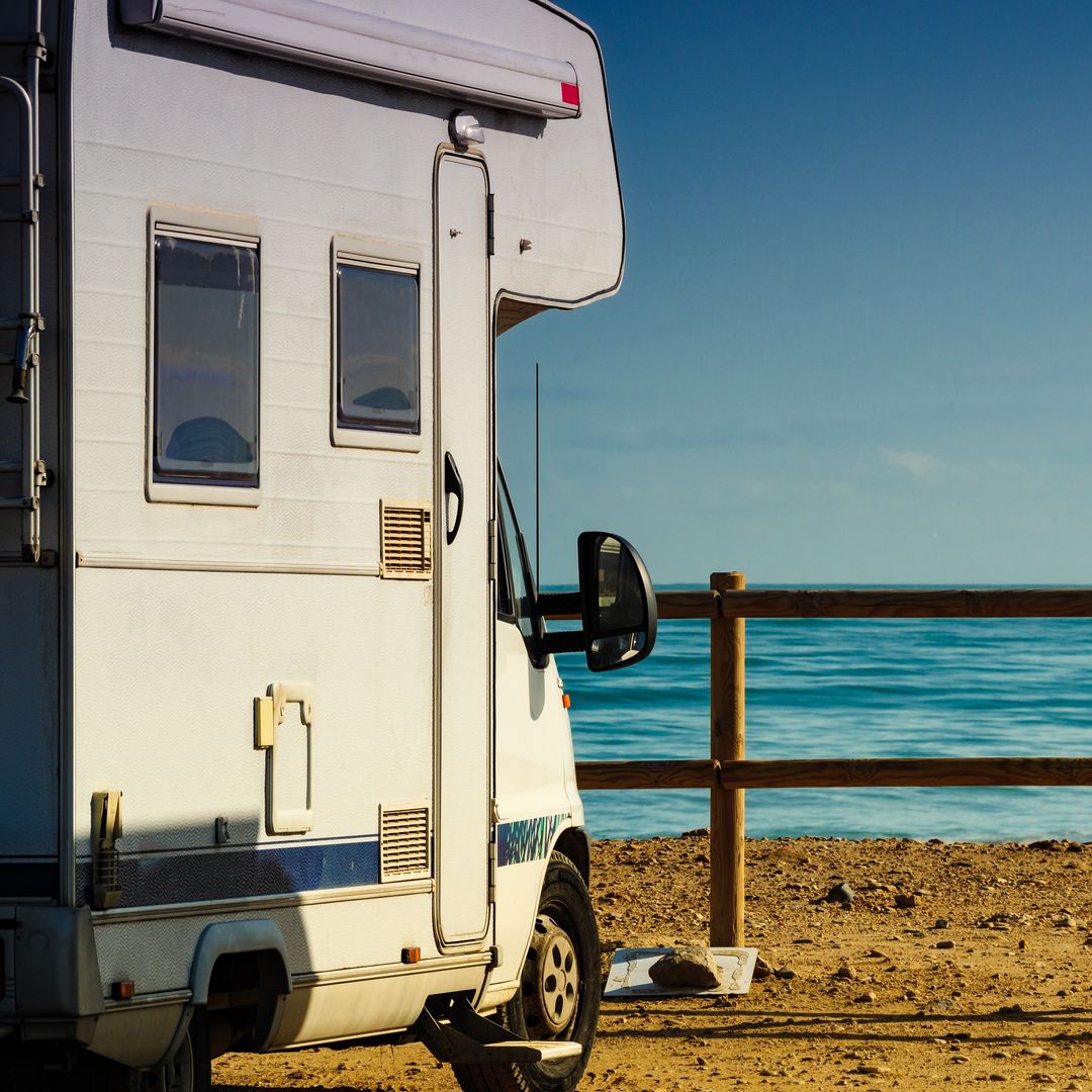 Autocaravana frente al Mediterráneo