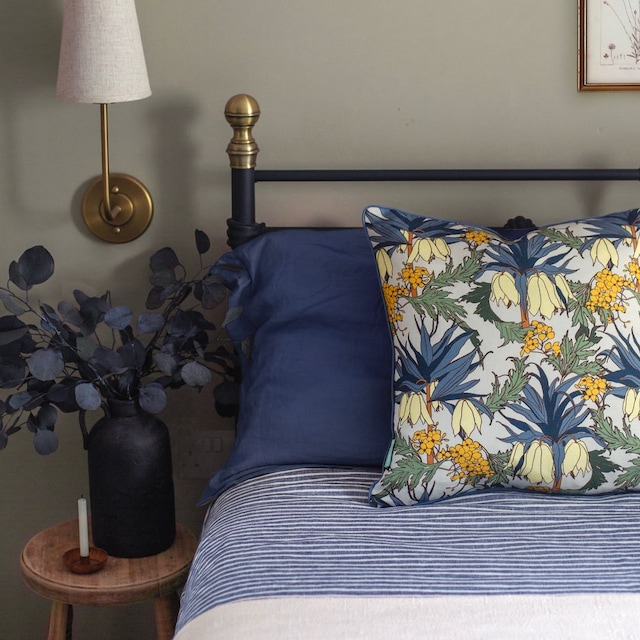 Dormitorio con ropa de cama azul