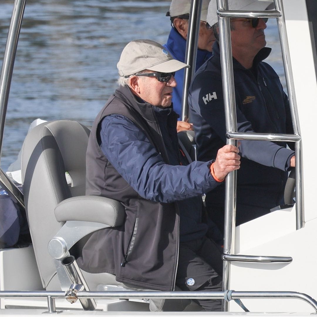 Don Juan Carlos, de nuevo en Sanxenxo, disfruta de la regata que lleva su nombre