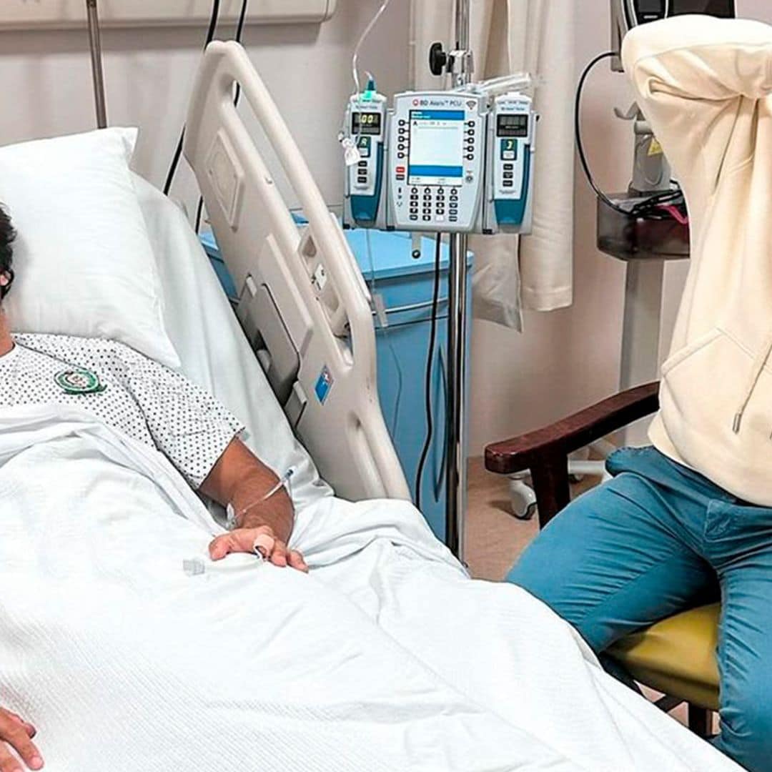 Carlos Sainz Jr. comparte la primera imagen tras su operación de urgencia, arropado en todo momento por su padre