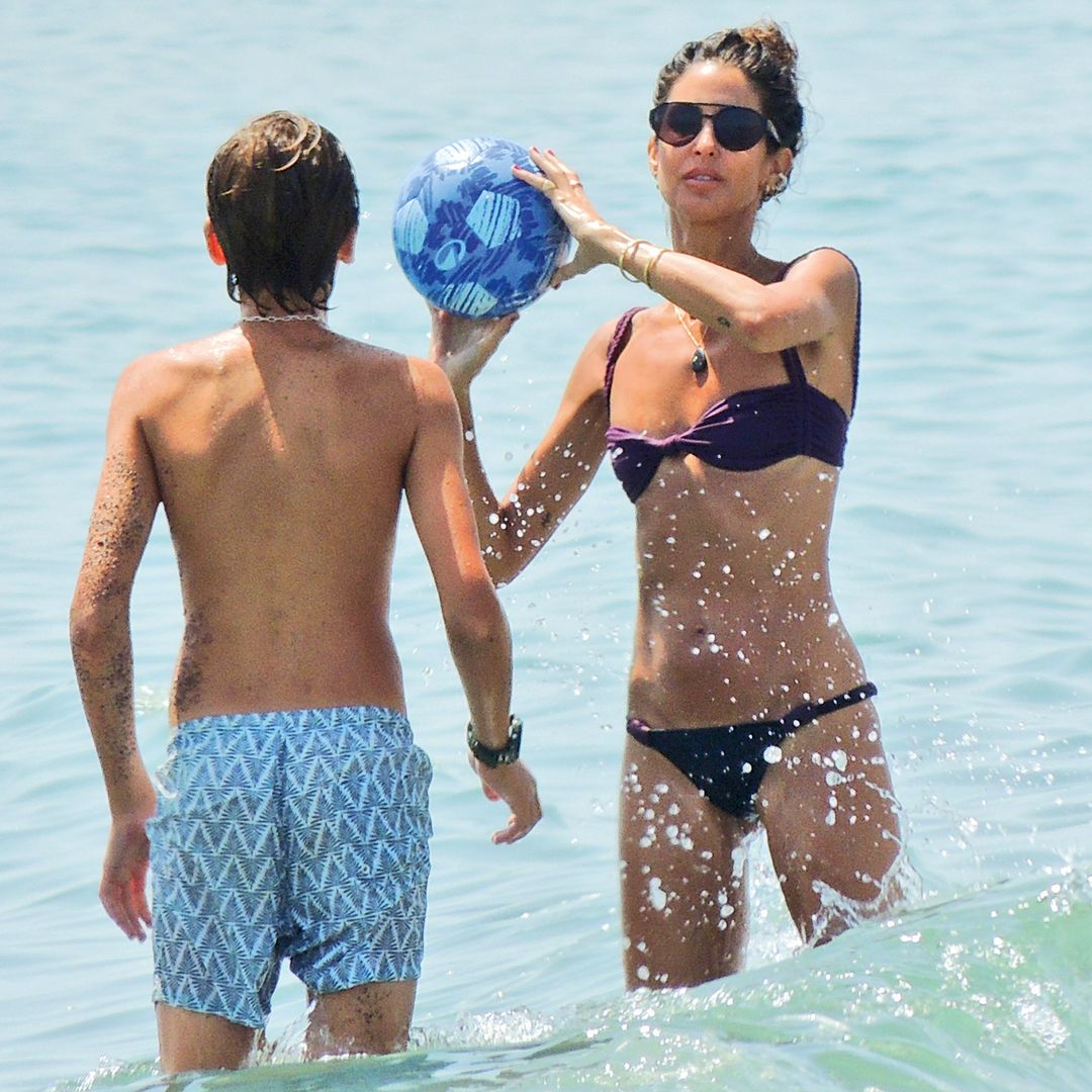 Inés Domecq jugando a la pelota con su hijo