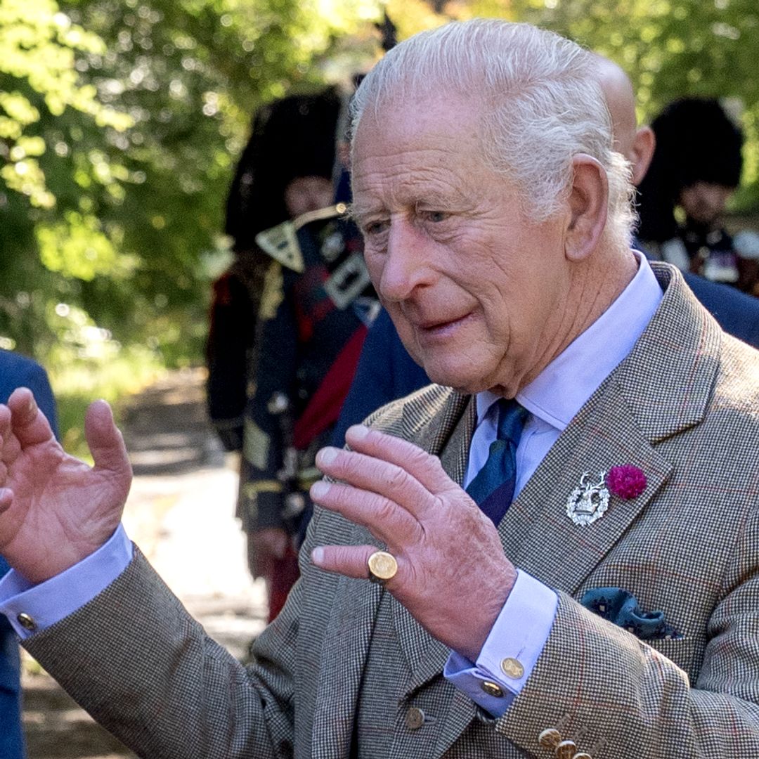 El rey Carlos ve un 'rostro familiar' entre la multitud en Balmoral tras recibir noticias sobre el príncipe Harry