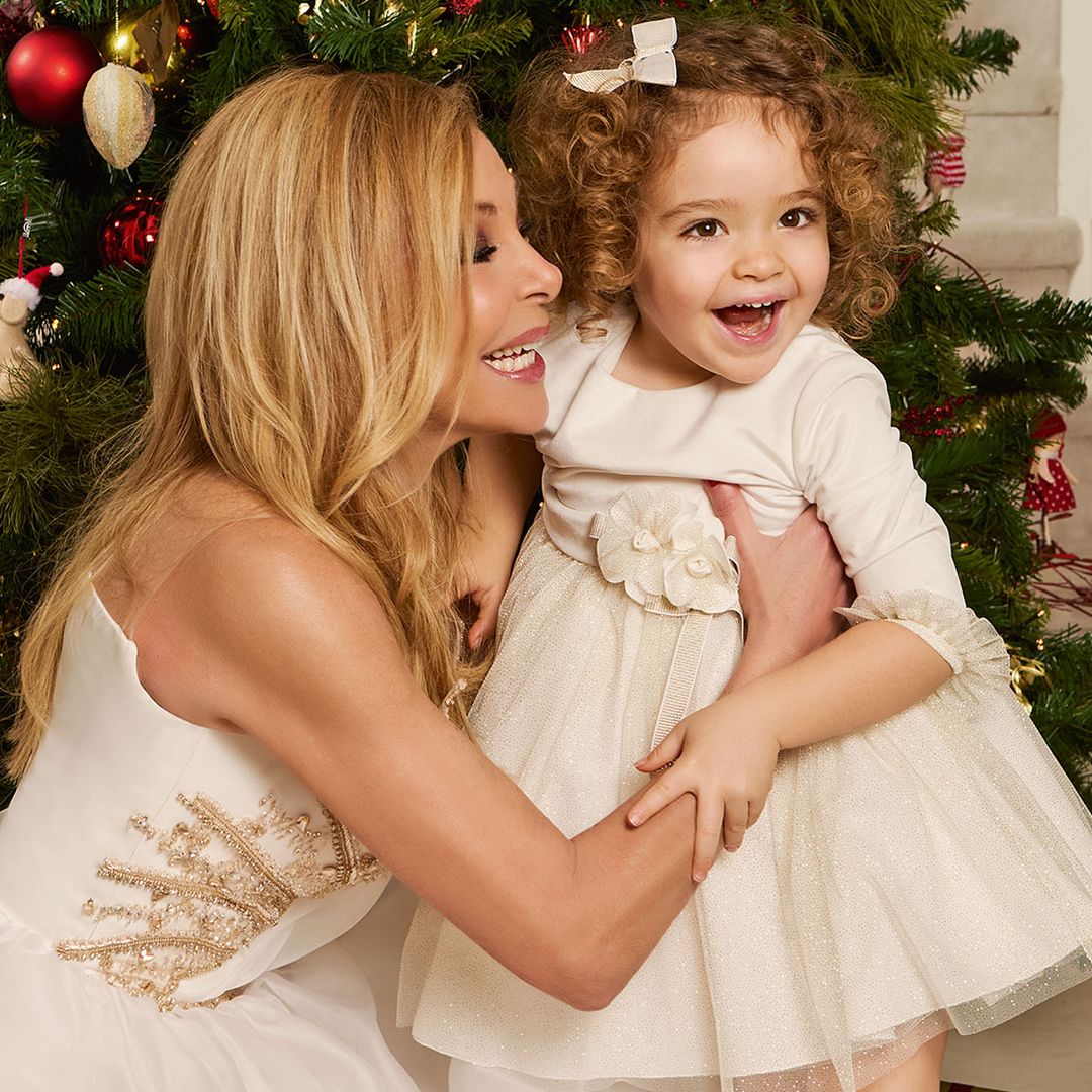 Ana Obregón sujetando a su nieta