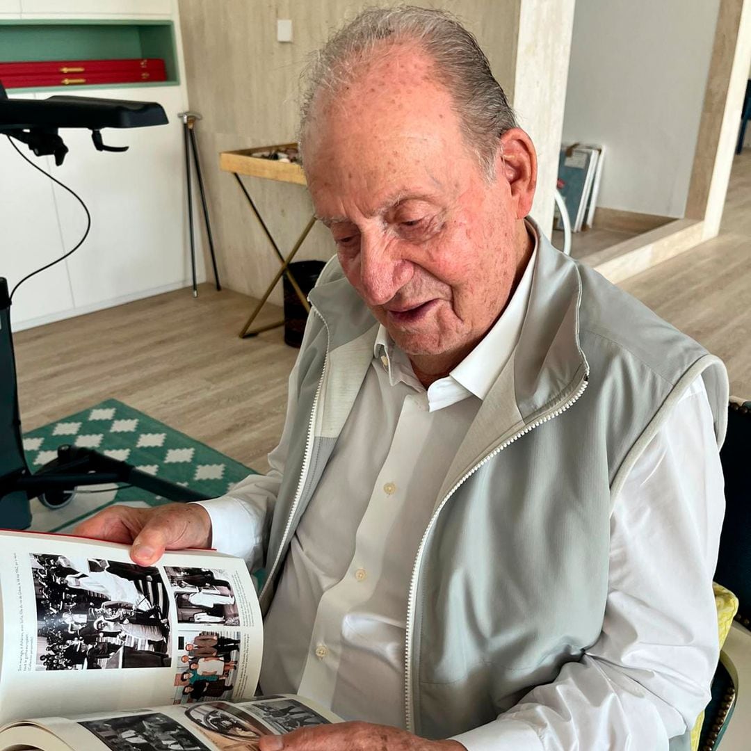 EXCLUSIVA. Las fotos de la emoción del rey Juan Carlos al ver su libro por primera vez: "Fueron 3 años de intenso trabajo"
