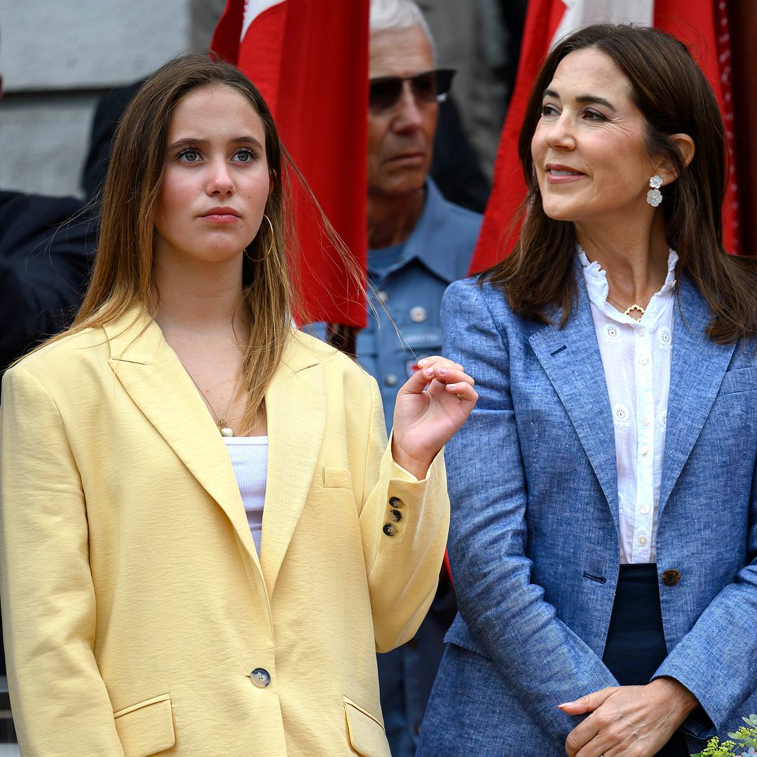 Mary de Dinamarca y la princesa Josephine (15) inauguran el verano danés con sus looks a juego: blazer a todo color, falda midi y bailarinas 'slingback'