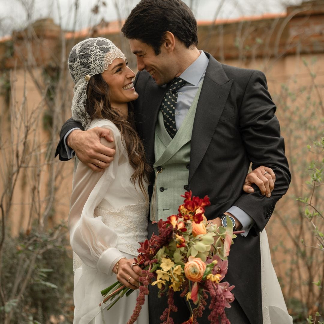 Paula diseñó su propio vestido de novia y llevó una mantilla a moda de casquete para su boda en Madrid