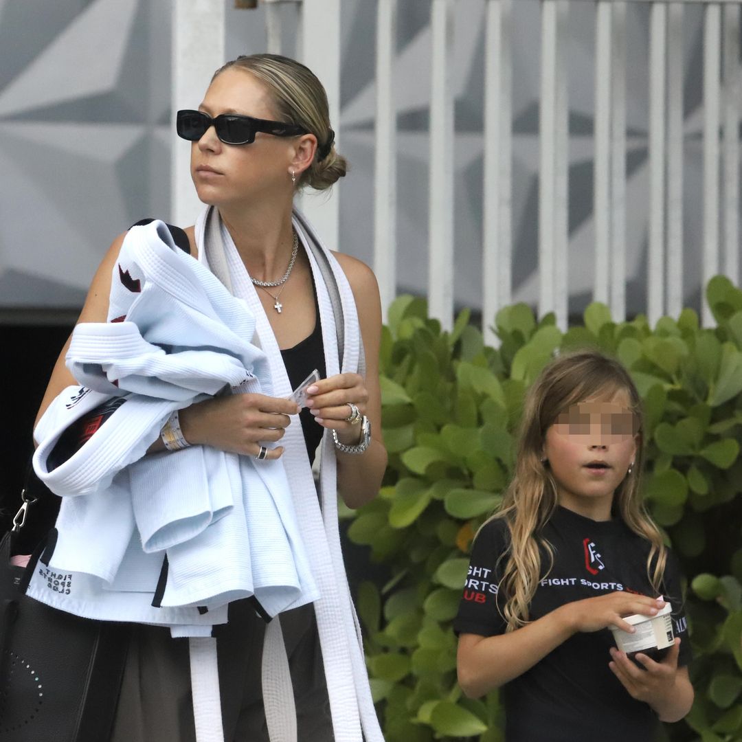 IMÁGENES EXCLUSIVAS. El momento 'Karate Kid' de Nicholas, Lucy y Mary, hijos de Anna Kournikova y Enrique Iglesias, a la salida de clase