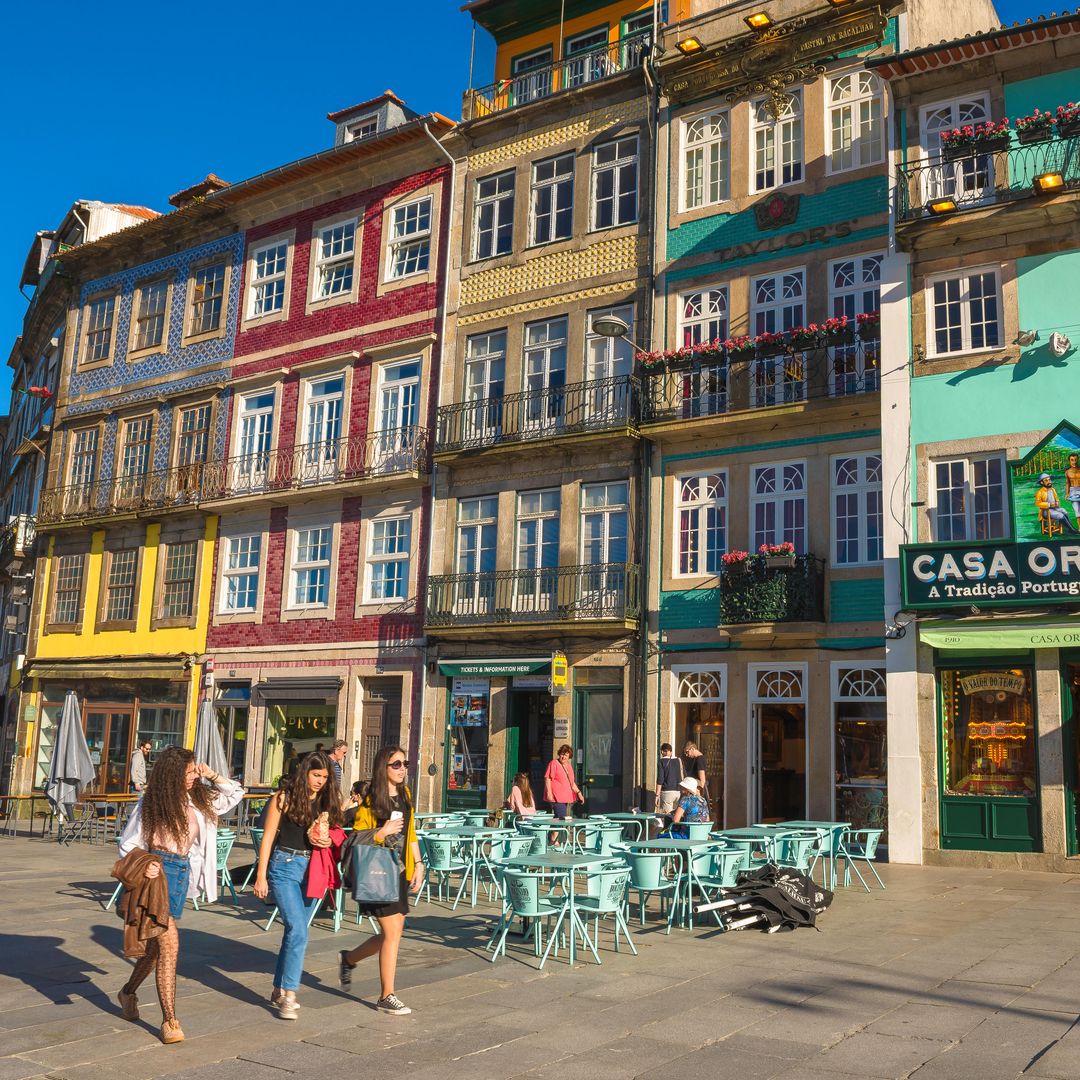 Amigas paseando por las calles de Oporto