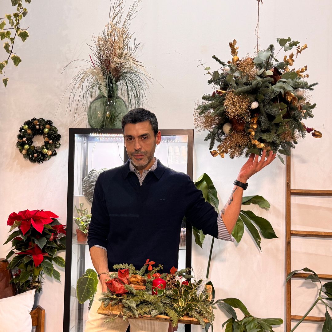 Decora tu hogar con naturaleza esta Navidad: el experto Gustavo Cota te enseña, paso a paso, cómo hacer una bola XXL y un centro de mesa