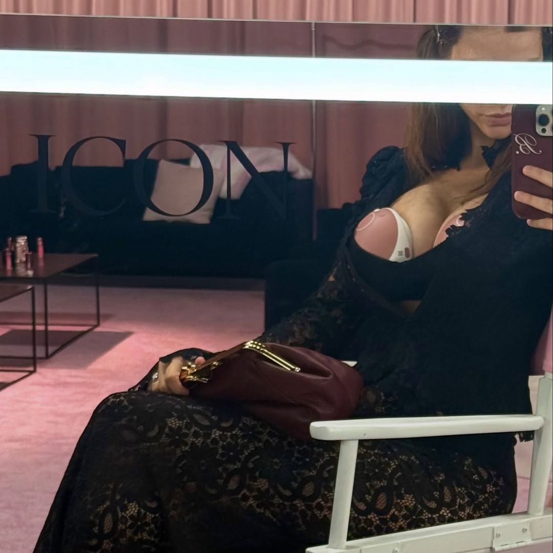 Barbara Palvin en el backstage del desfile de Victoria's Secret, extrayéndose la leche para su hija Sylvie, de tan solo seis semanas de vida