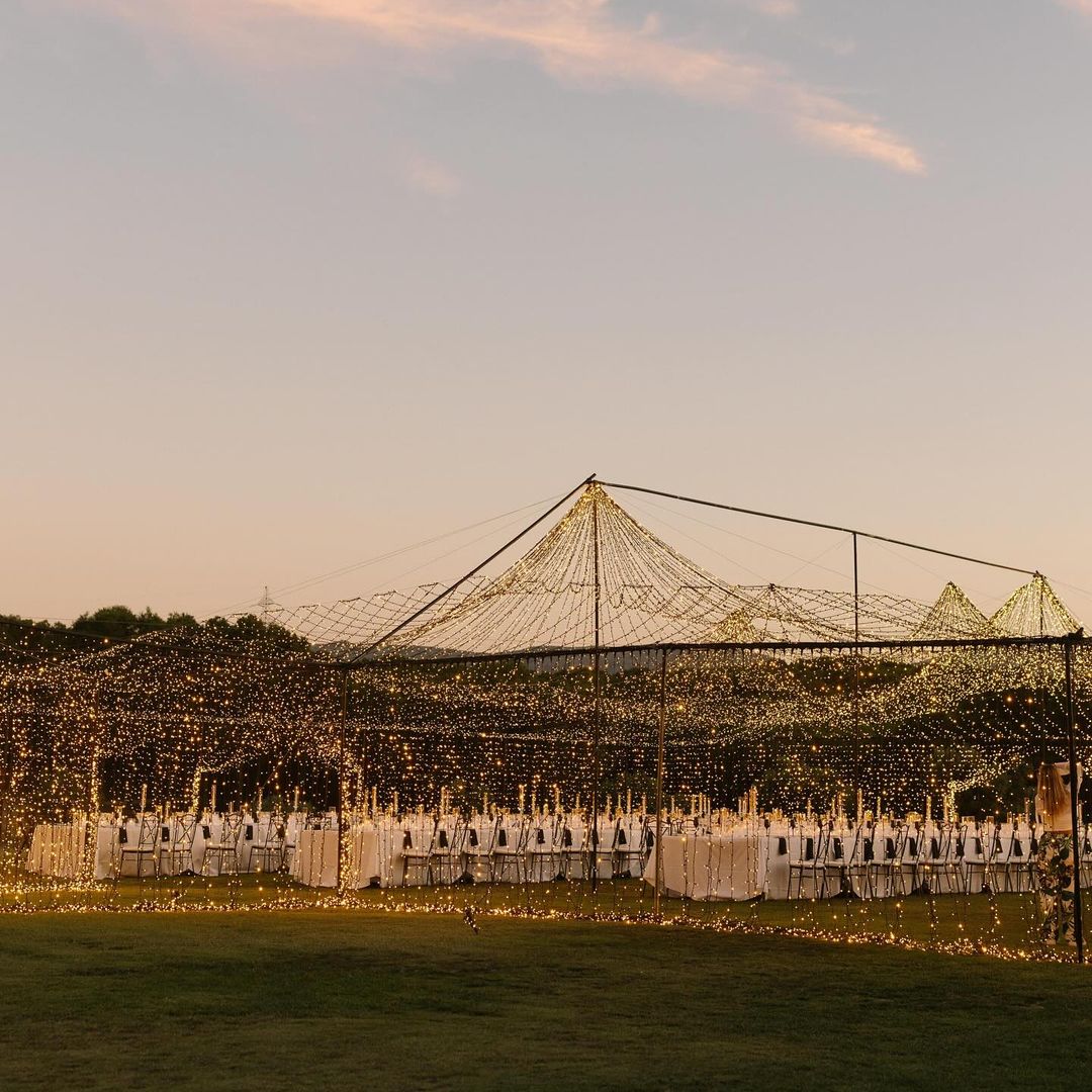 Vuelven las cascadas de luces a las bodas de verano, la tendencia de decoración más espectacular