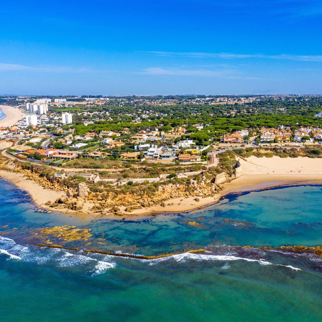 Vista aérea de la playa de La Muralla en El Puerto de Santa María, Cádiz.