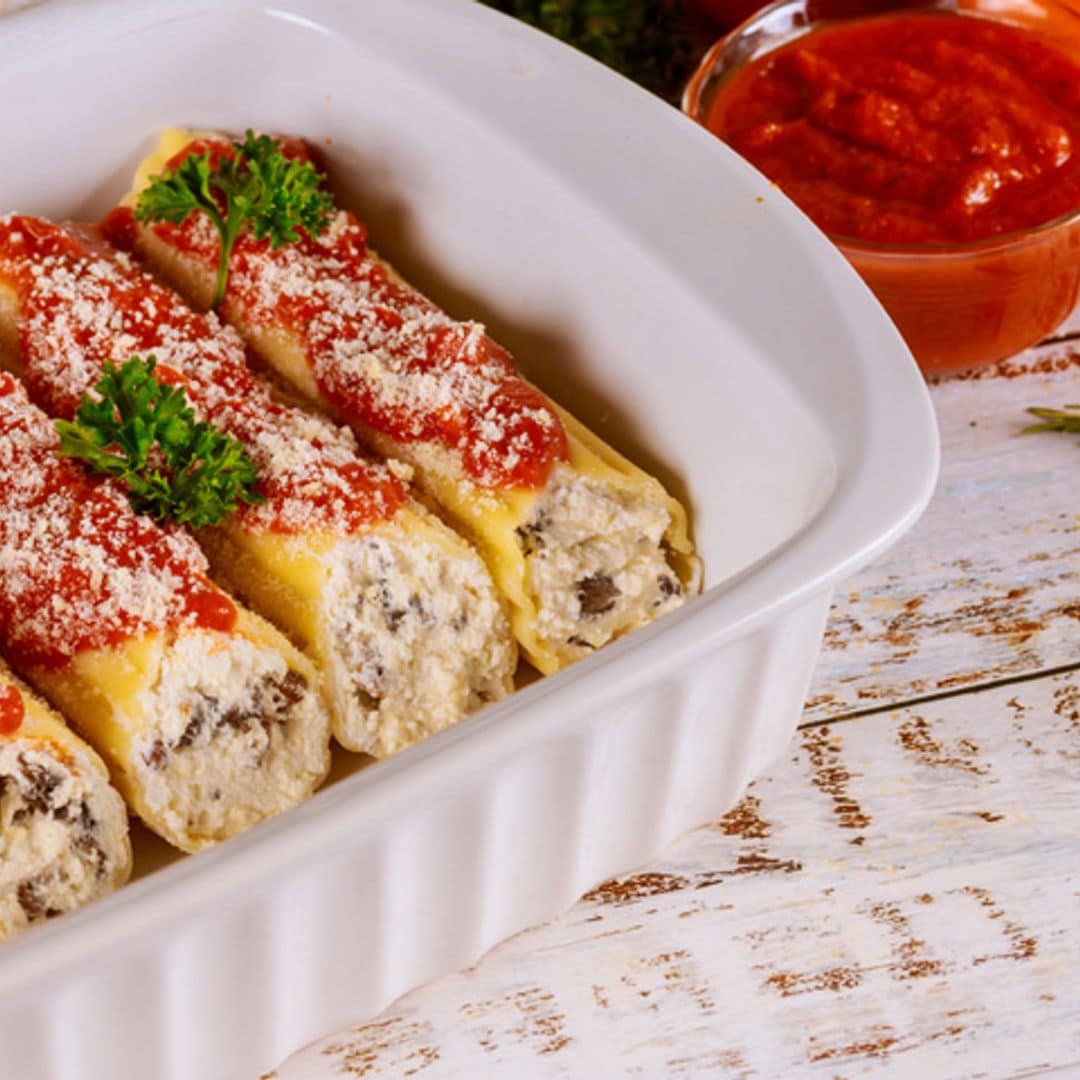 Canelones de 'ricotta', champiñones y salsa de tomate