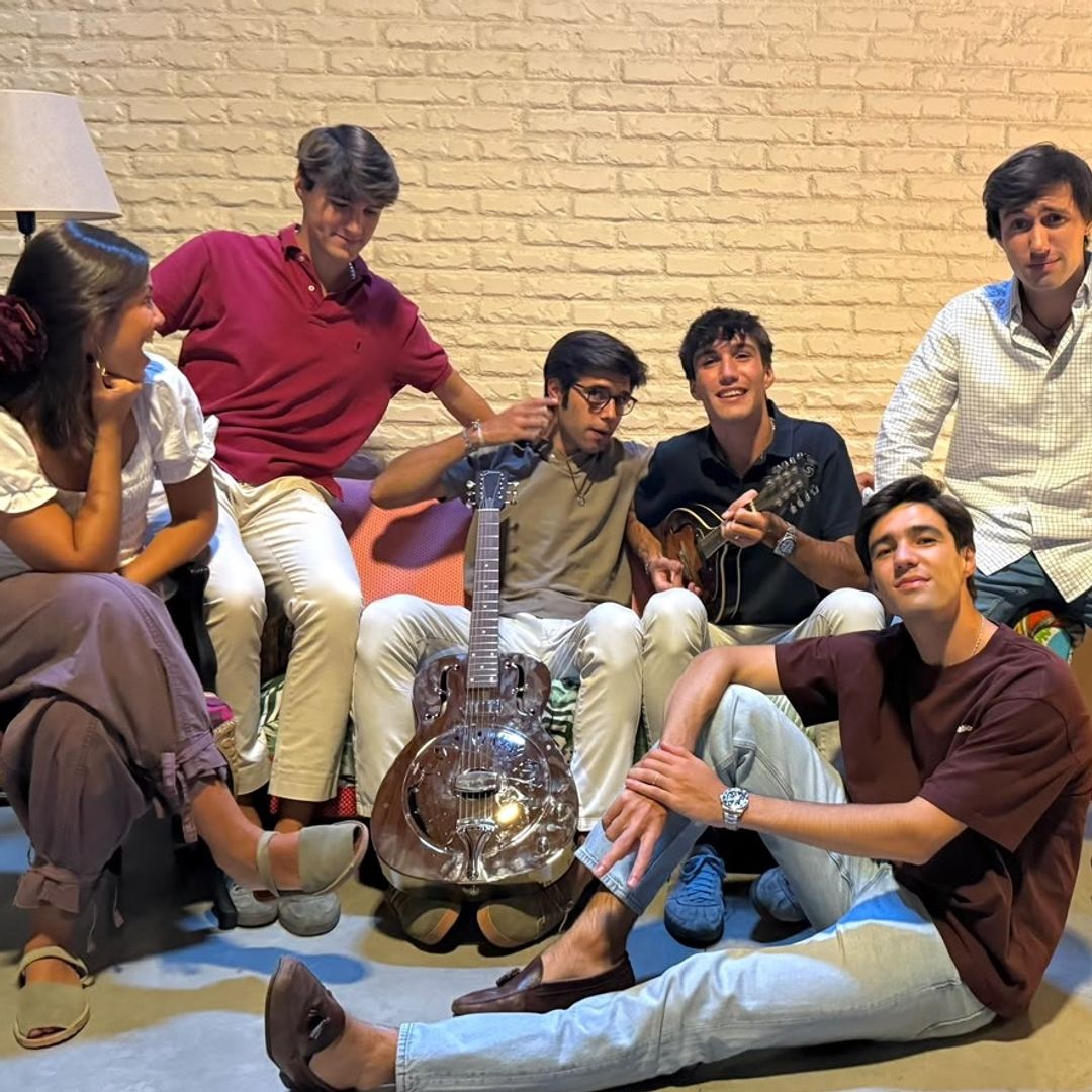 La familia más viral del verano va en serio: los hermanos Caño se convierten en el grupo 'Envido6' tras triunfar en redes con 'Dama y vagabundo'