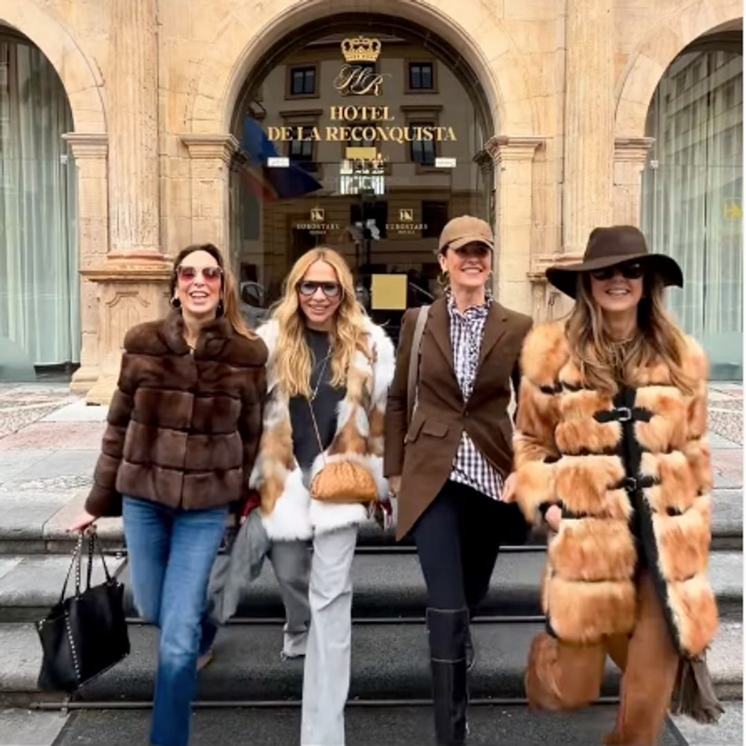 Marta Sánchez, Nuria March y otras amigas saliendo del hotel de La Reconquista de Oviedo, Asturias