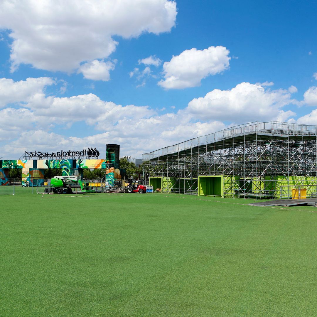 La construcción y el montaje avanzan a un ritmo vertiginoso en el colosal proyecto 'Parque Macondo' en el recinto Iberdrola Music en el distrito de Villaverde