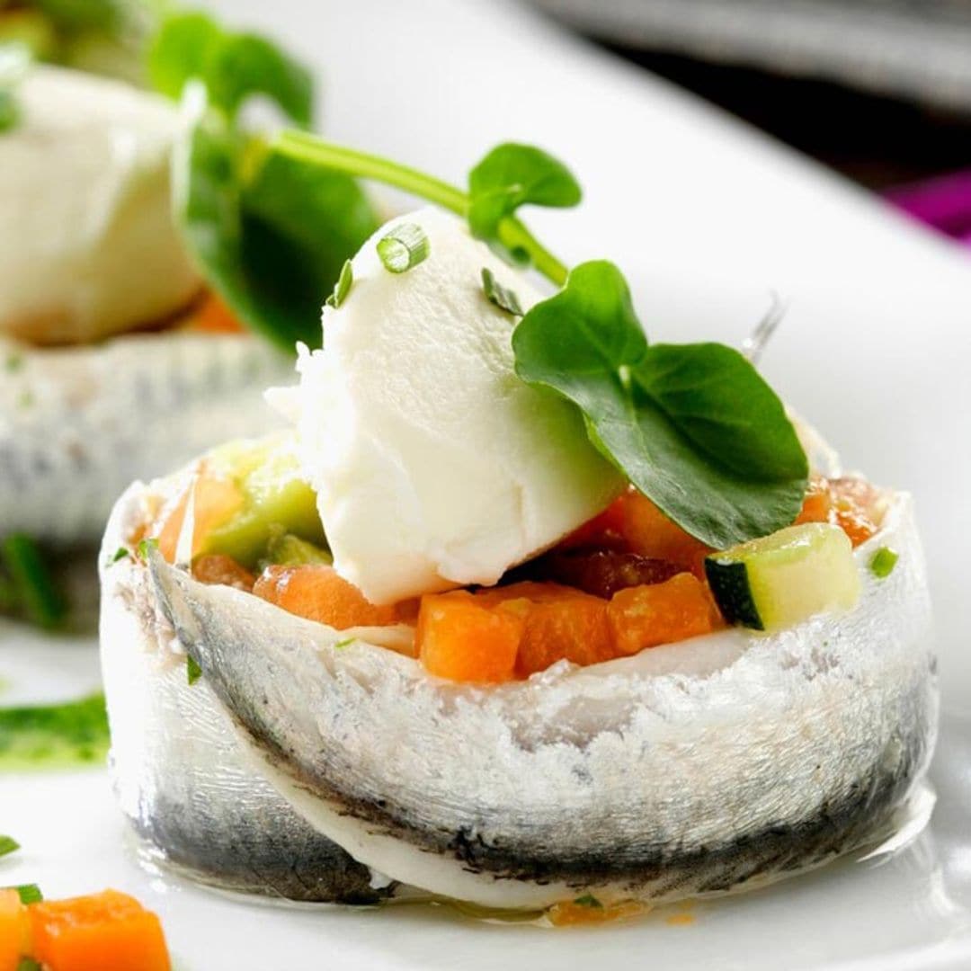 Corona de boquerones en vinagre con verduritas y merluza
