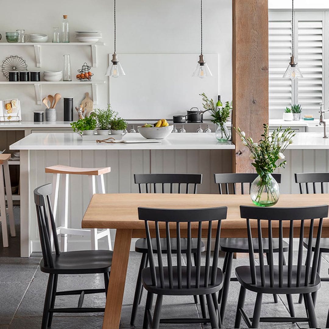 ¿Quieres tener un 'office' en la cocina? Cómo crear un rincón para comer a diario
