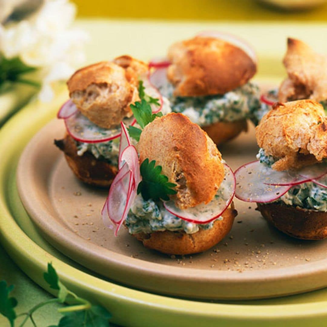 Profiteroles rellenos de queso a las finas hierbas con rabanitos