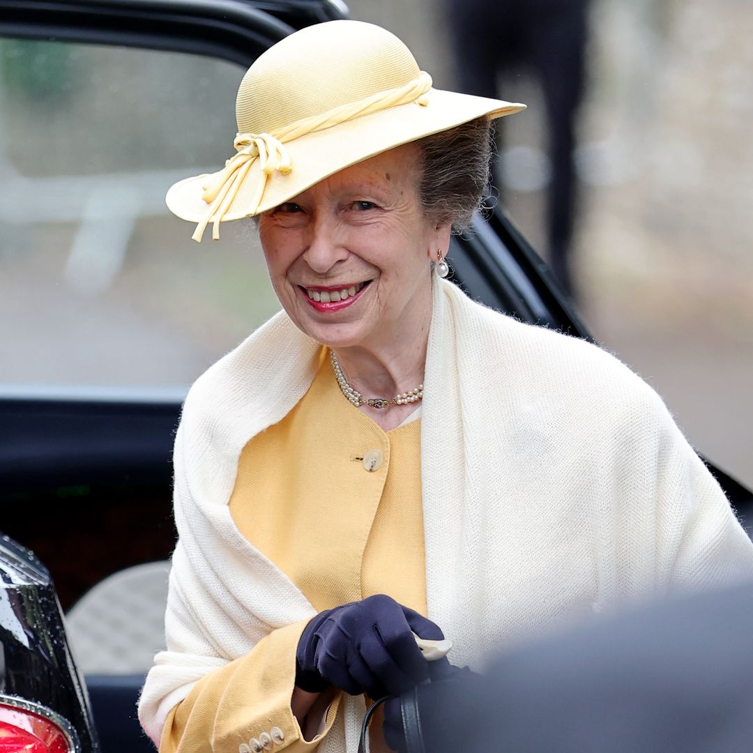 El inusual look de madrina de la princesa Ana en la boda de su hijo: flores XL, un color arriesgado y un emotivo guiño a Isabel II