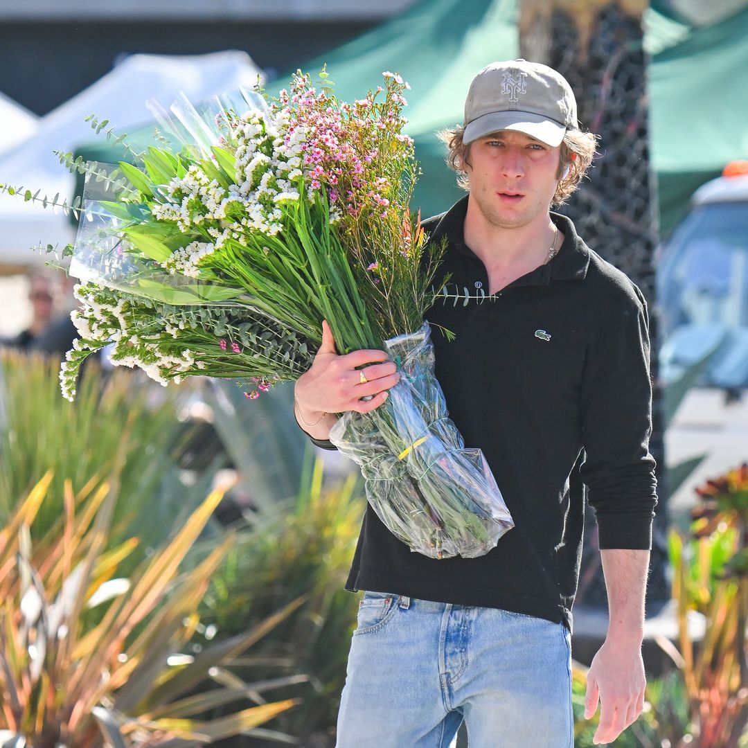 Esta es la razón por la que Jeremy Allen White siempre lleva flores