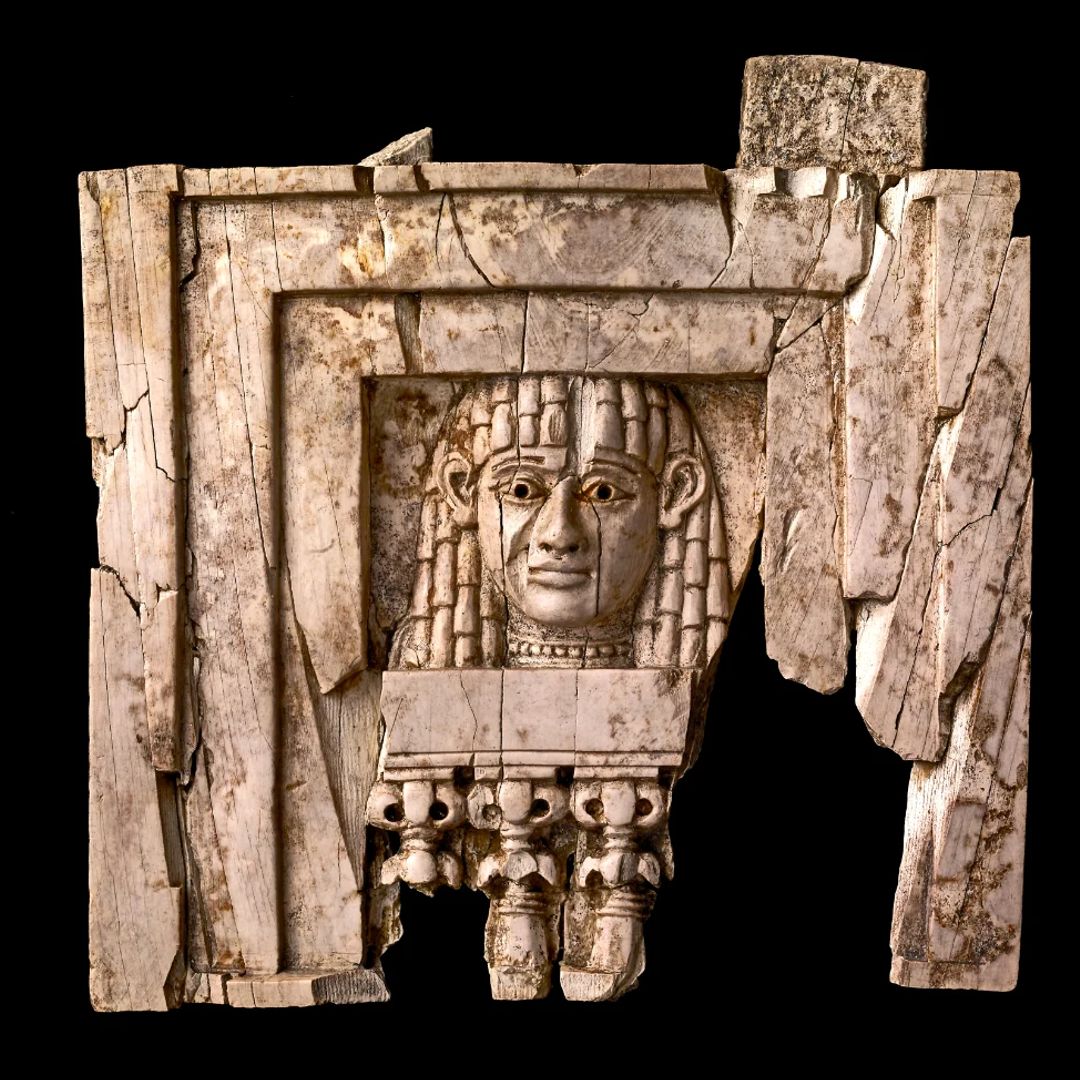 Talla en marfil de una mujer asomada a una ventana, 900-700 a. de C., palacio noroeste, Nimrud