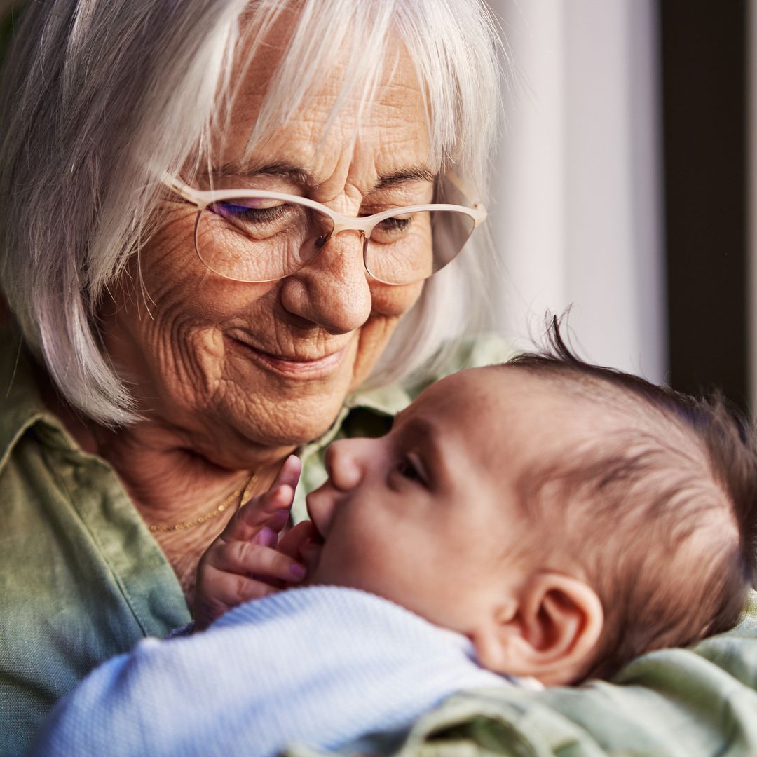 Higinio Trujillo, psicoterapeuta familiar: "Convertirse en abuelo o abuela no es simplemente sumar un miembro más a la familia; es redefinir la identidad"