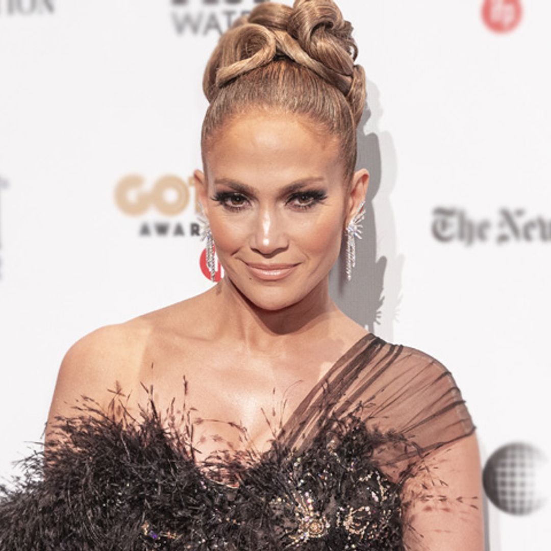 El vestido de plumas de Jennifer Lopez, la 'perfección' según sus seguidores