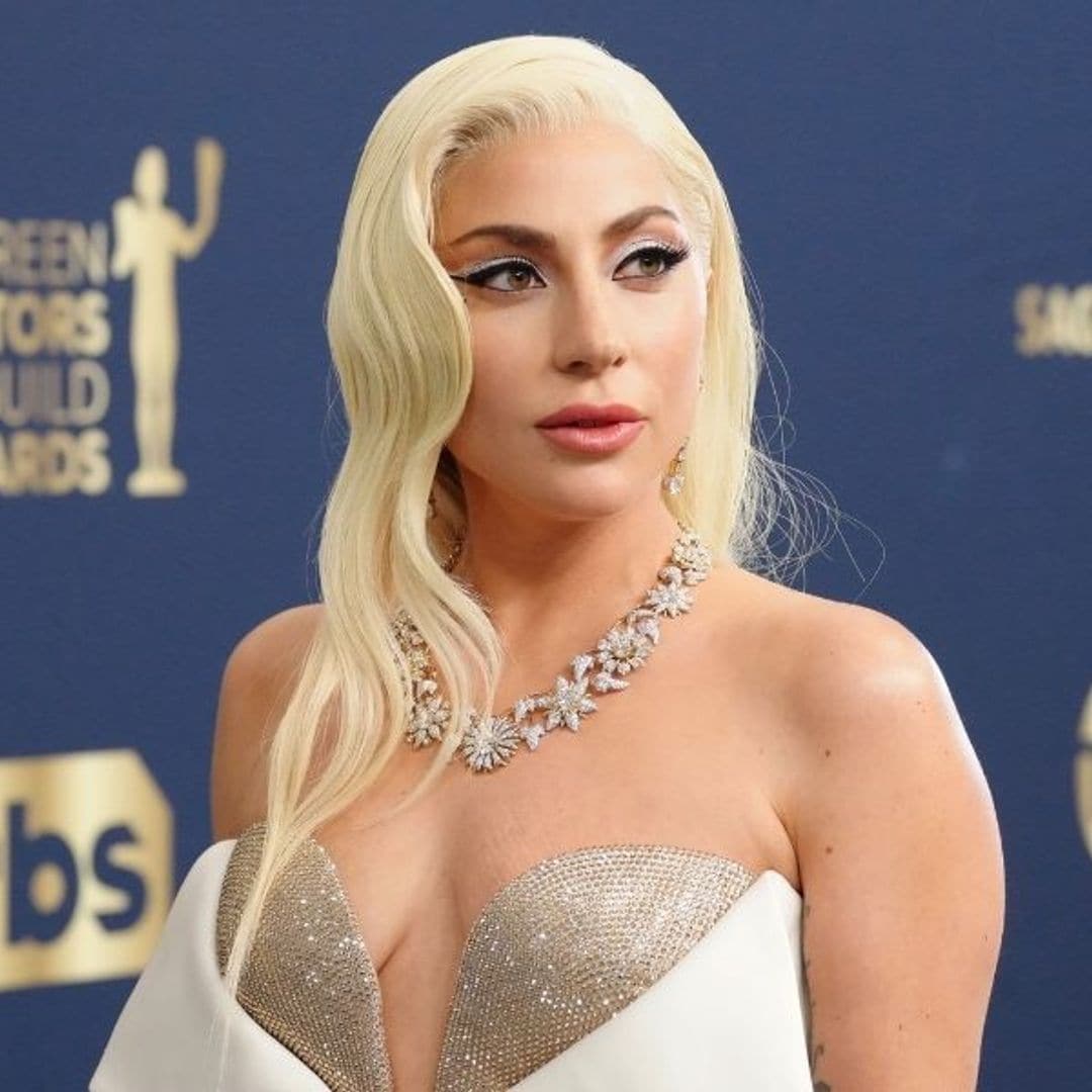 Nunca adivinarías qué zapatos esconde Lady Gaga bajo su vestido italiano más glamuroso