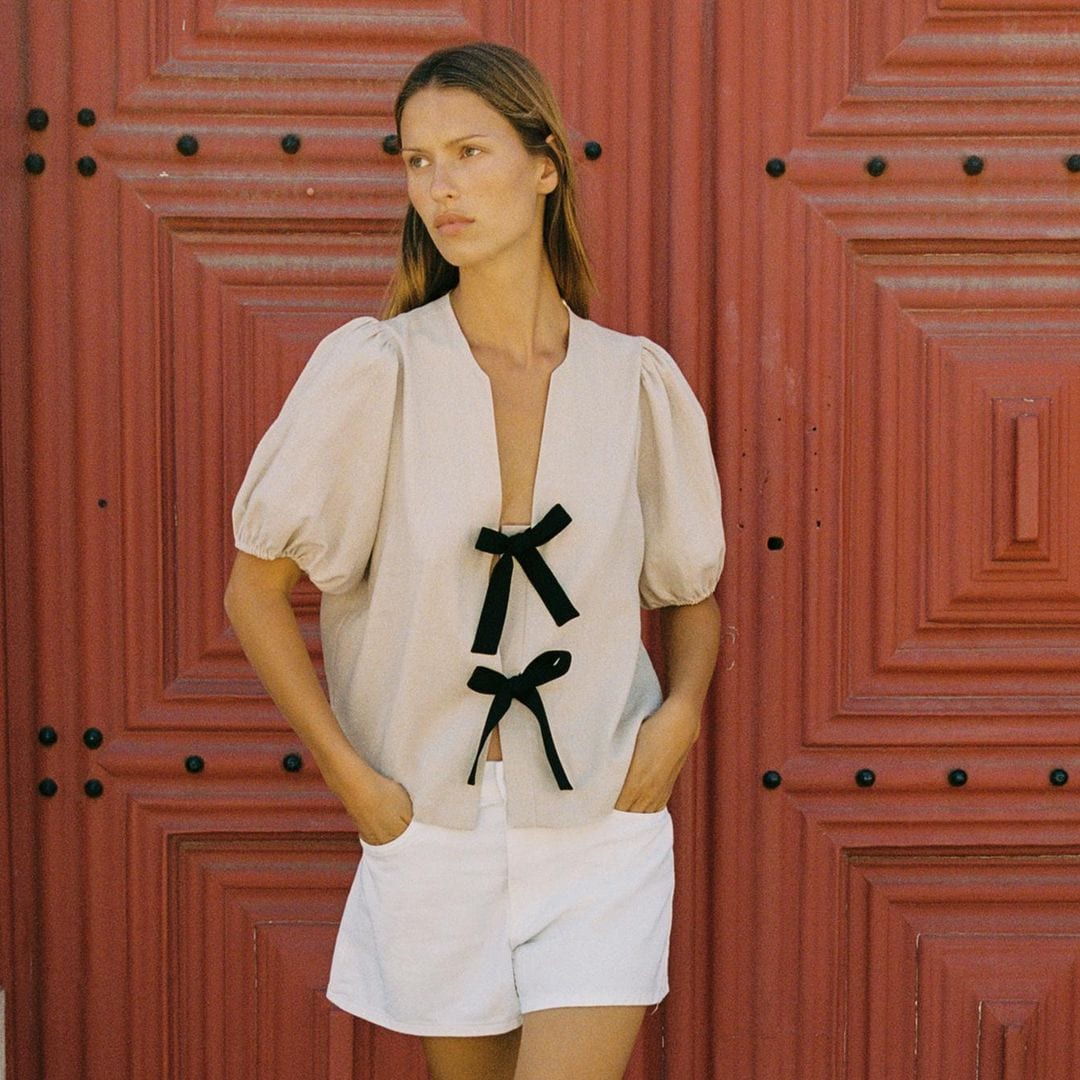 Vestirse para la oficina en verano sin pasar calor fuera ni frío dentro: 10 looks que funcionan