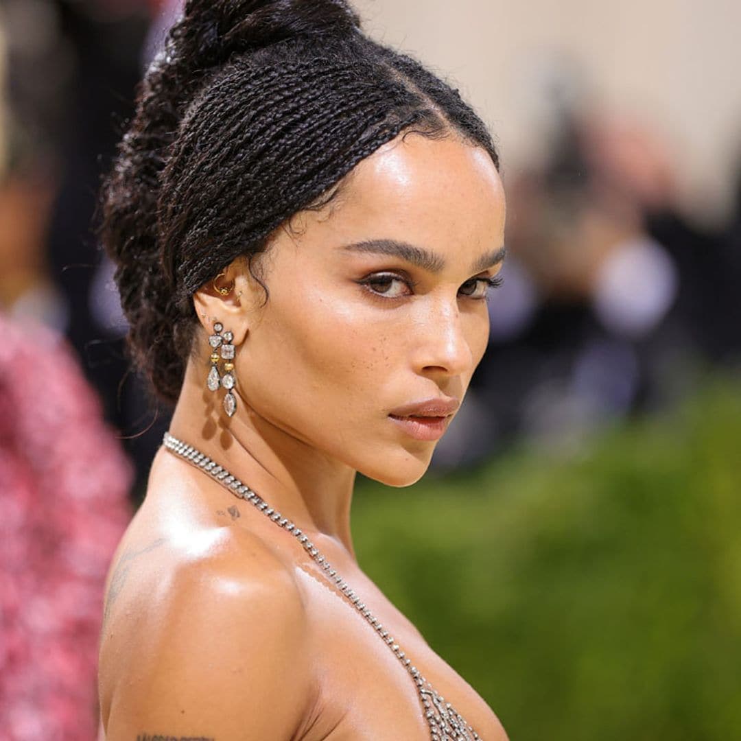 Sí, Zoë Kravitz ha vuelto a demostrar que el look de cita perfecto también se consigue con vaqueros anchos