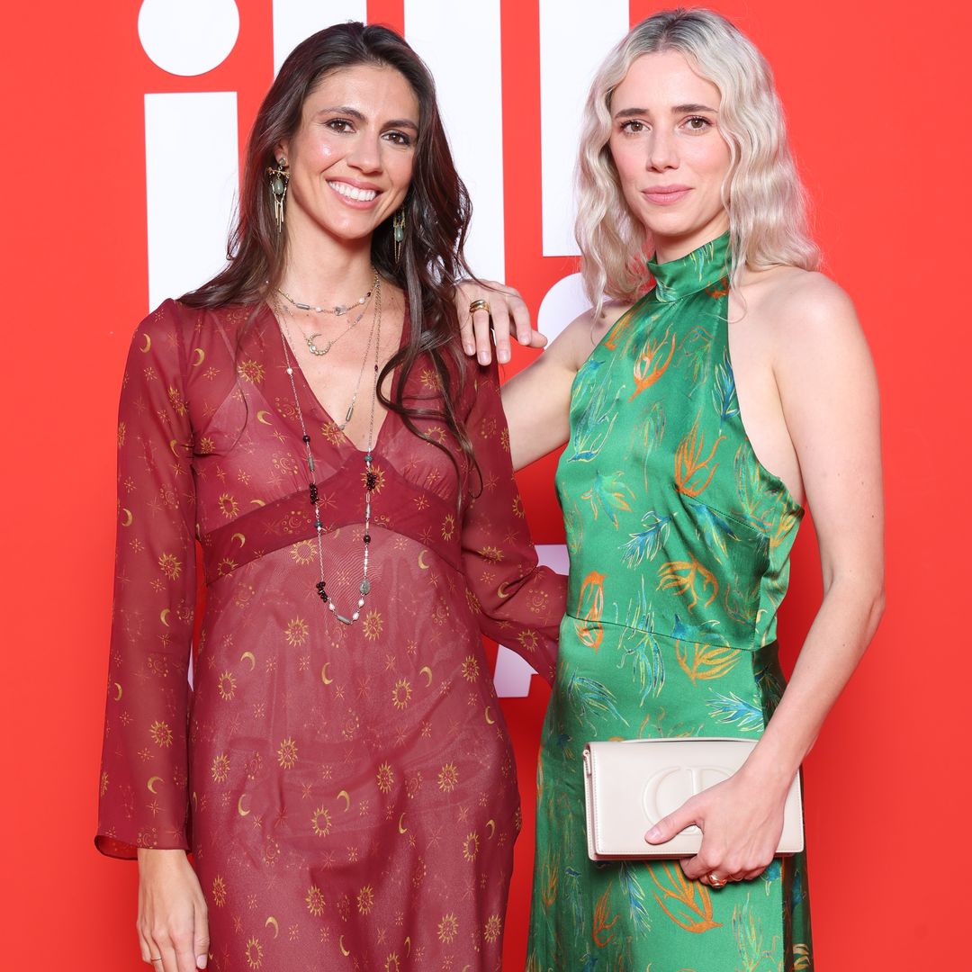 Ana Cristina Portillo y Lulú Figueroa, dos primas muy bohemias con vestidos estampados: inspiración zodiacal y una oda a la naturaleza